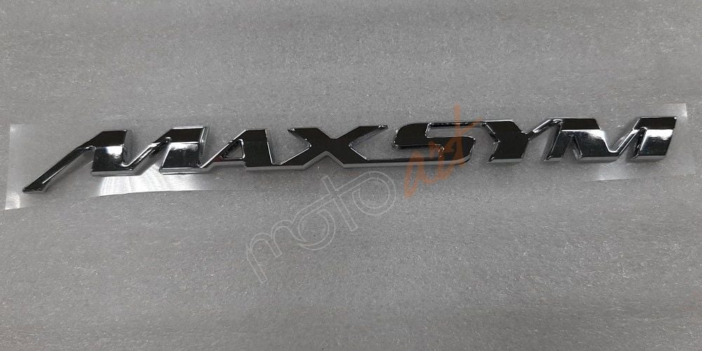 SYM_LOGO STICKER GOVDE KAPAK/A STOP LAMBASI SAG/ BODY COVER EMBLEM_(MAXSYM)_ARKA SAG(R.)_ADET MOD.OZ